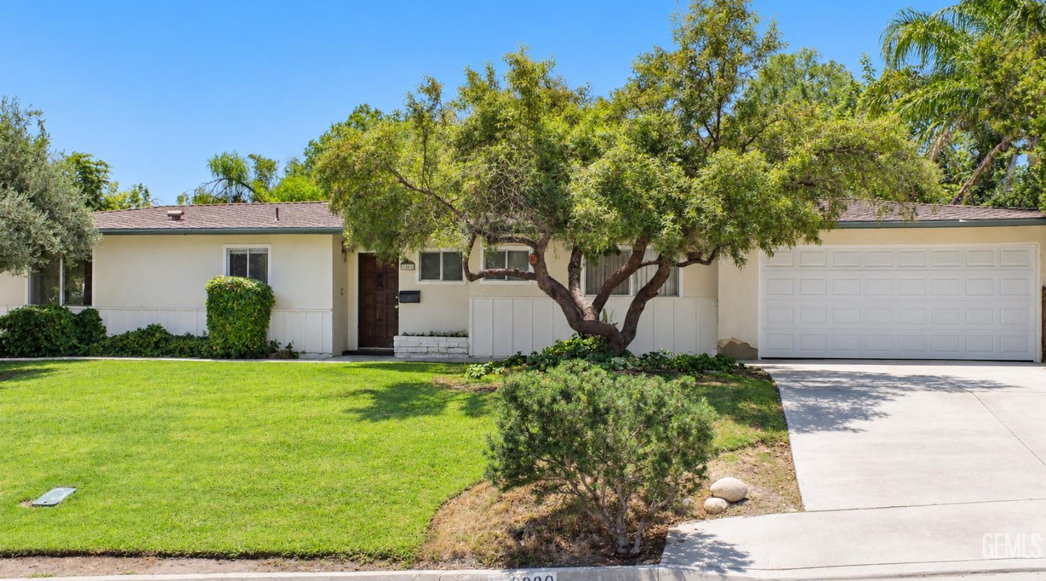 2000 Kingston Place, Bakersfield, California