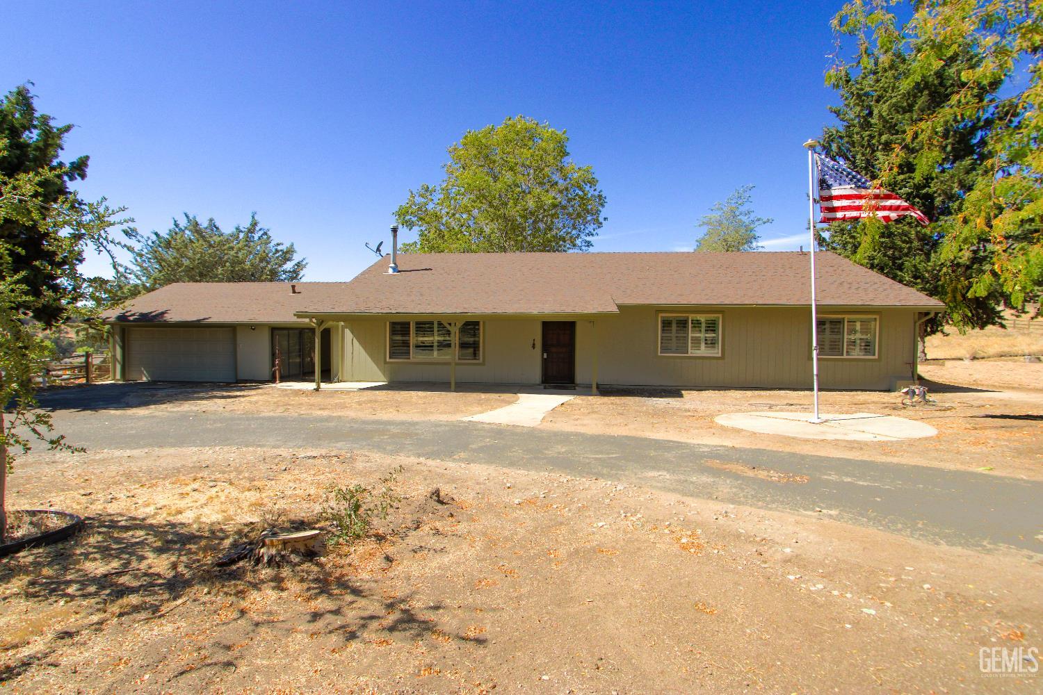 Single Family Residence in Tehachapi