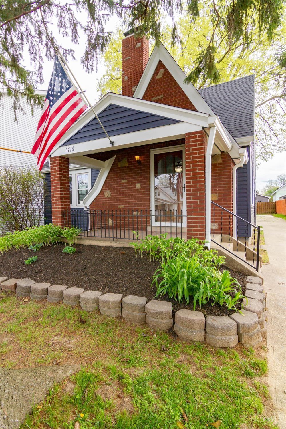 3716 Lonsdale Street