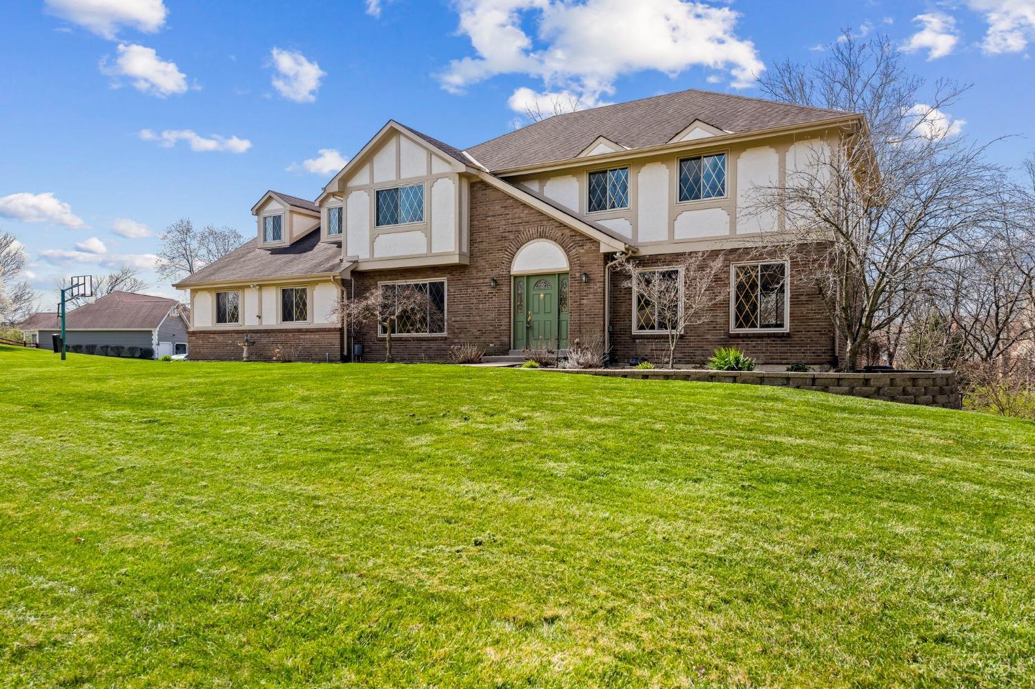 8325 Toddcreek Cir, West Chester, OH 