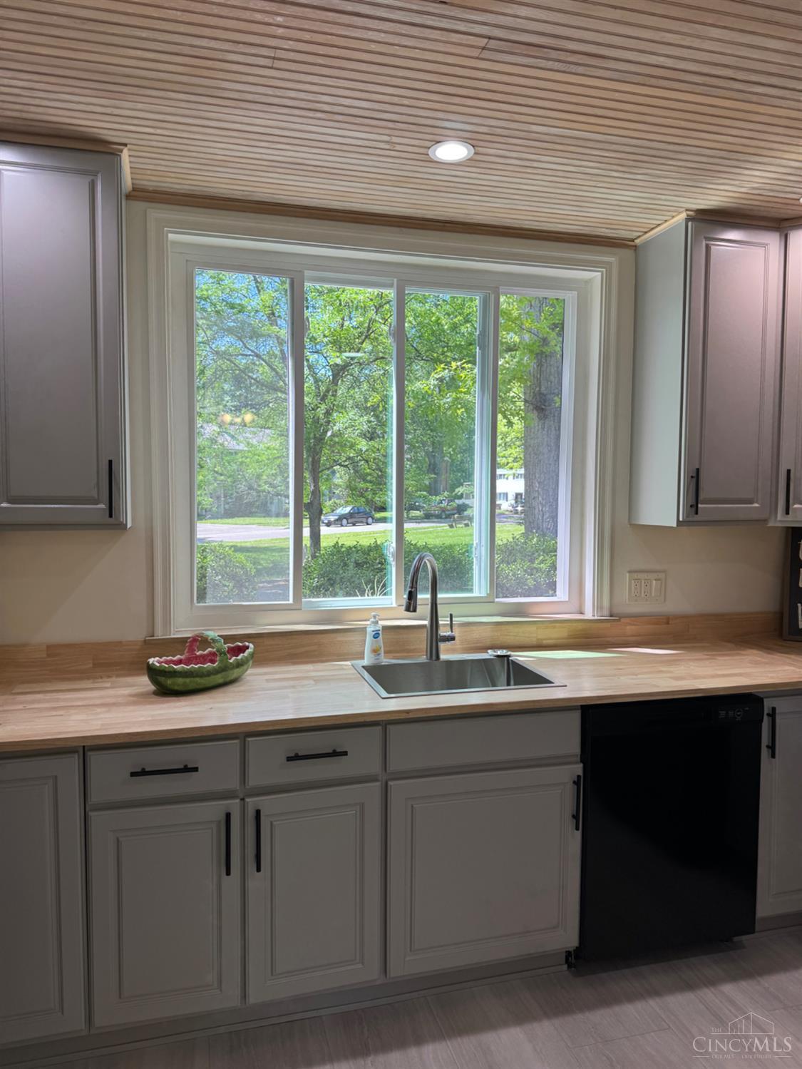 Homes for sale in Greenhills, OH | 8 Belknap Pl, Greenhills, OH 45218 | MLS# 1841079