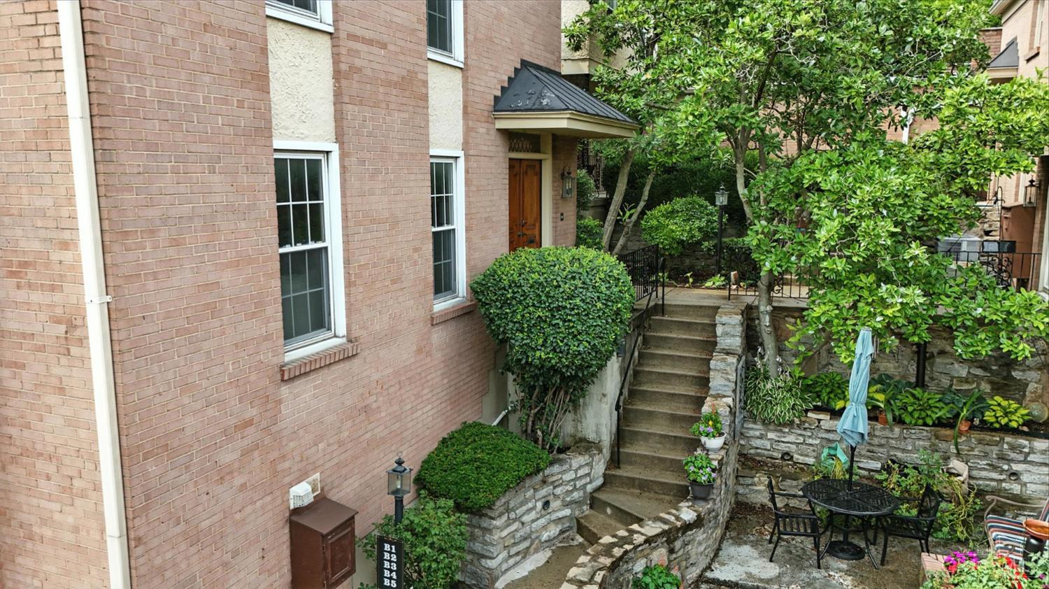 Homes for sale in Cincinnati, OH | 854 Rue De La Paix #B1, Cincinnati, OH 45220 | MLS# 1847735