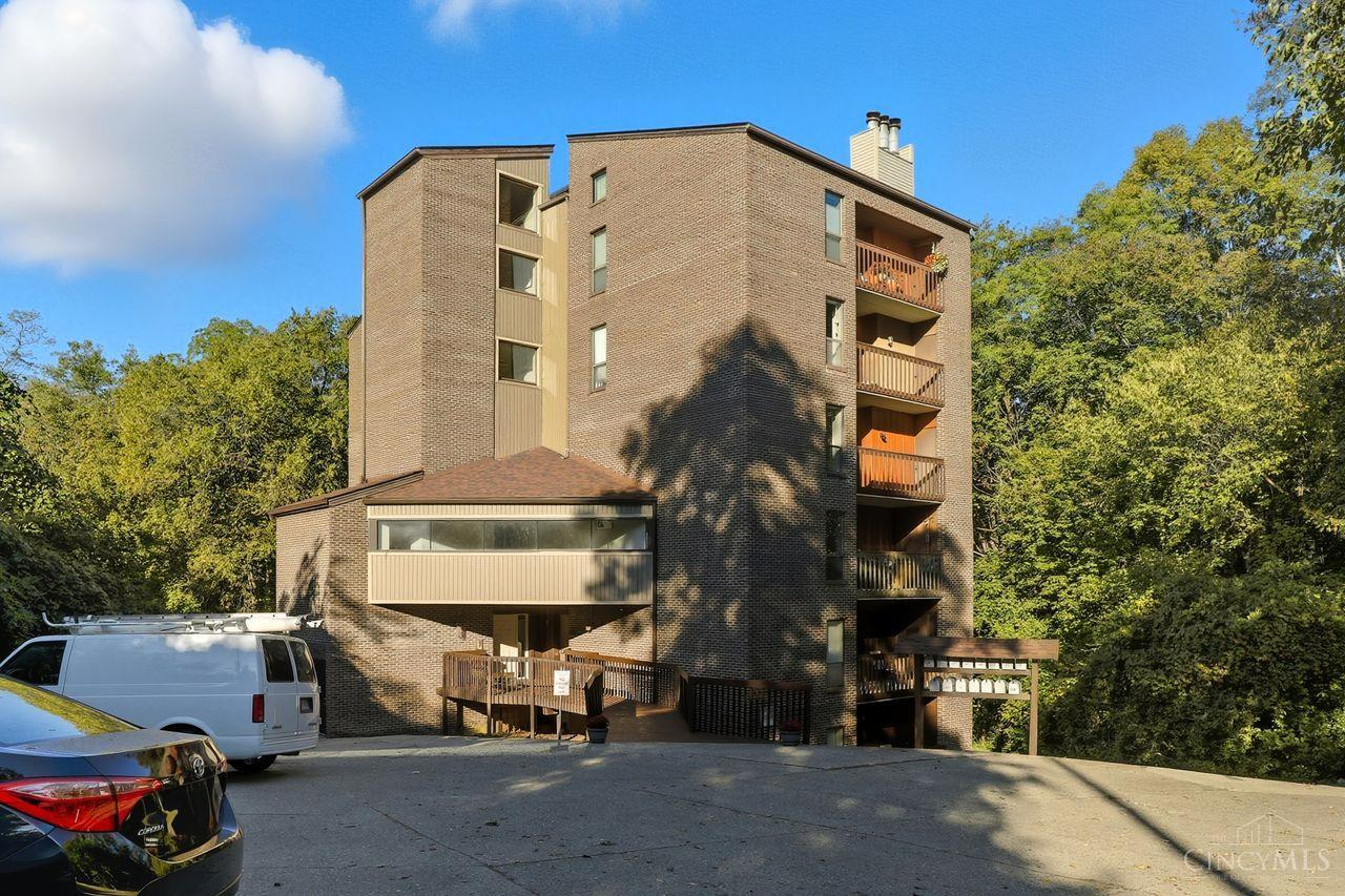 Homes for sale in Cincinnati, OH | 2121 Sutton Ave #4C, Cincinnati, OH 45230 | MLS# 1858736