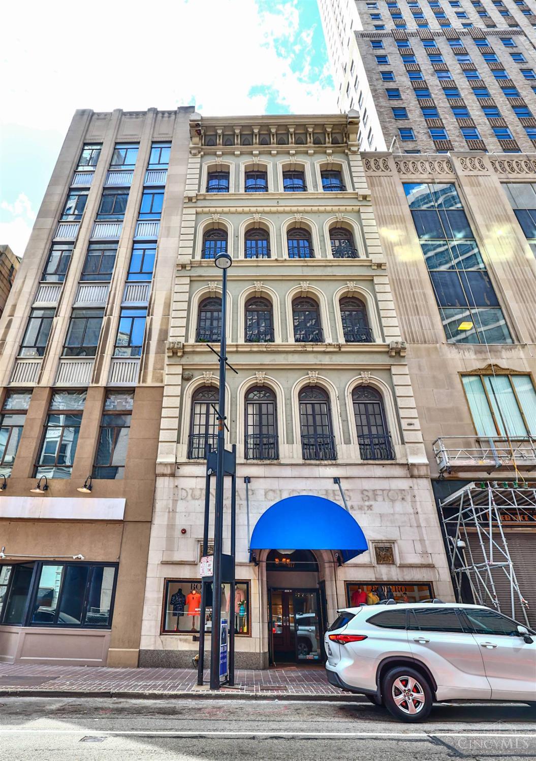 The Lofts at Fountain Sq... modern industrial finishes including high end cabinetry & appliances, luxurious primary suite with 2 walk-in closets, plus soaring ceilings w/exposed brick. Huge windows allow for an abundance of sunlight! Newer HVAC system. Storage closet in the basement. 2 optional parking spaces available across the street in the Westin garage.