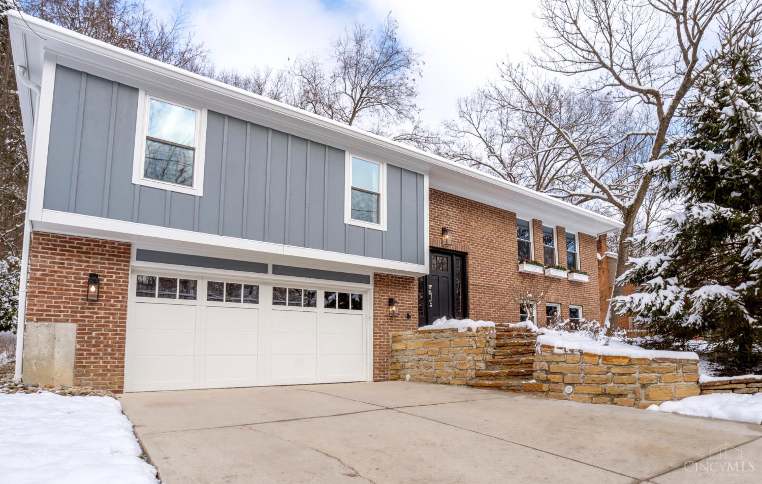 Homes for sale in Loveland, OH | 9542 E Kemper Rd, Loveland, OH 45140 | MLS# 1858564