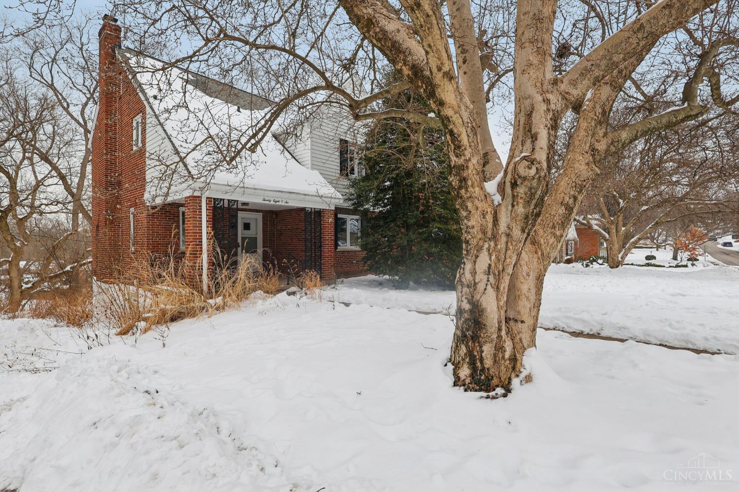 Homes for sale in Columbia Twp, OH | 2806 Losantiridge, Columbia Twp, OH 45213 | MLS# 1868135