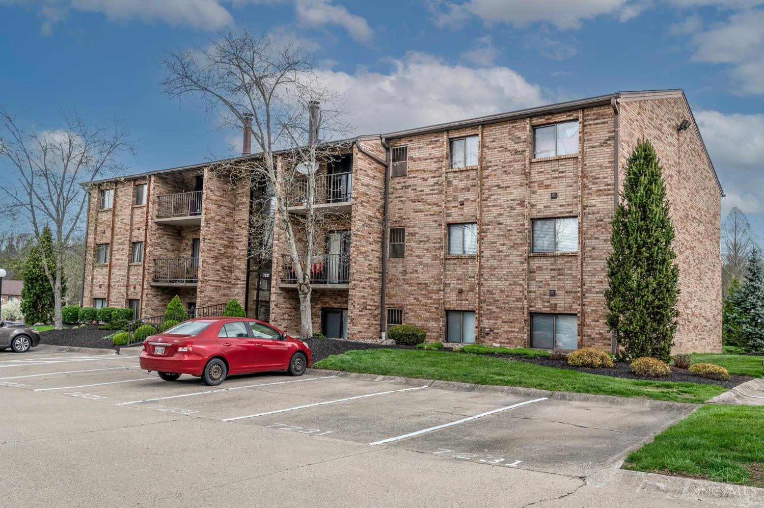 7231 Creekview Drive #9, Colerain Twp, OH, 45247 — photo 2