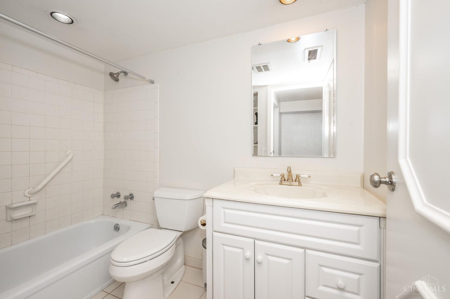 880 Rue De La Paix #A9, Cincinnati, OH, 45220 — photo 17