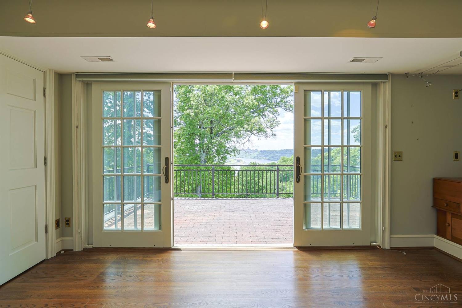 11 Weebetook Lane, Cincinnati, OH, 45208 — photo 41