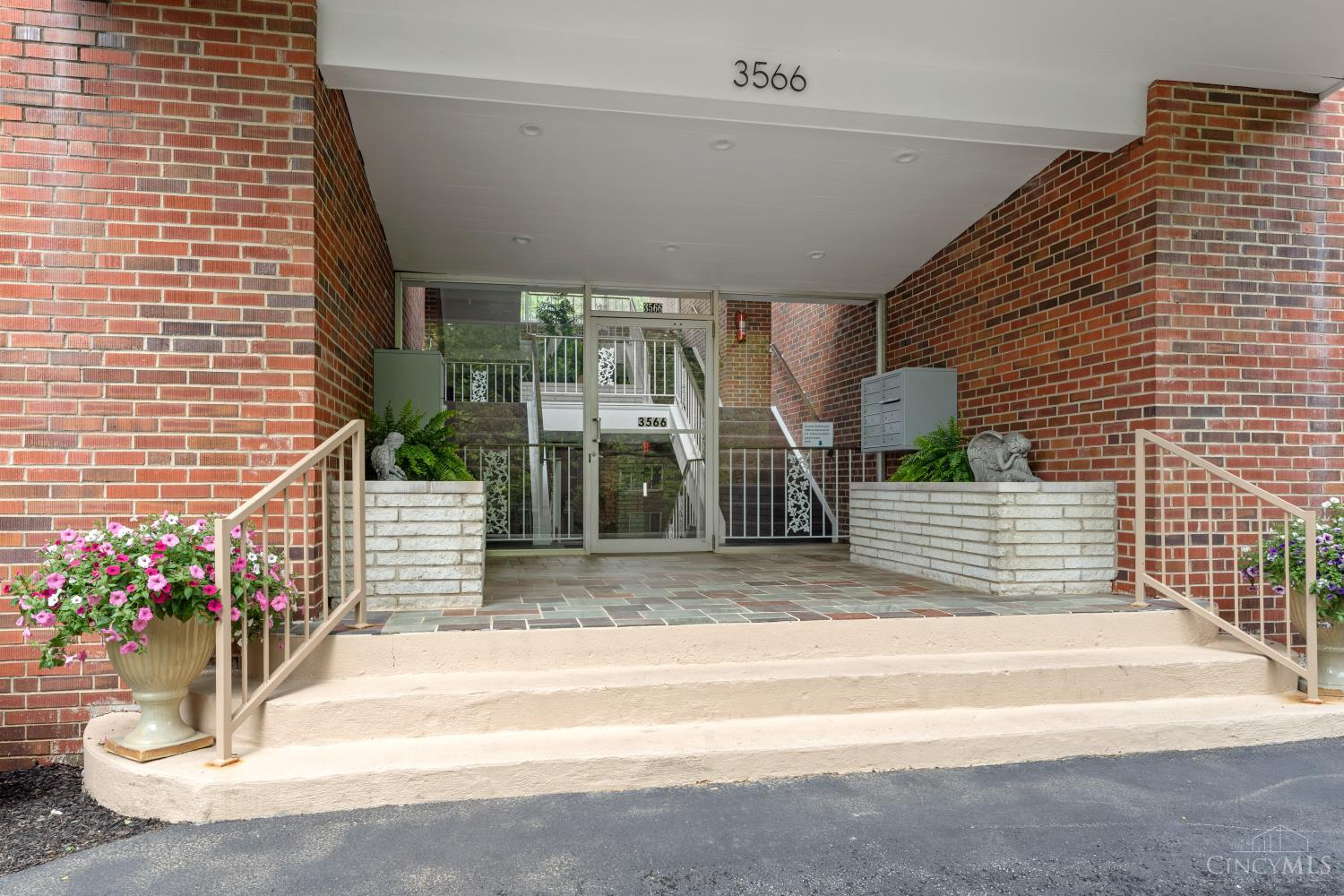 3566 Amberacres Drive #2, Cincinnati, OH, 45237 — photo 2