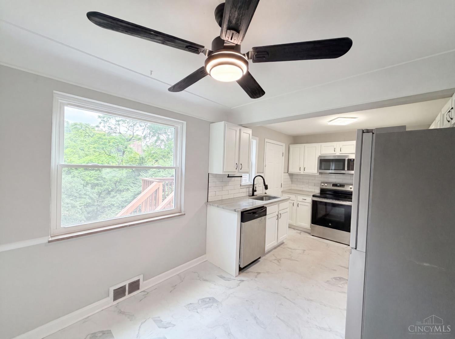 577 Lowell Avenue, Cincinnati, OH, 45220 — photo 2