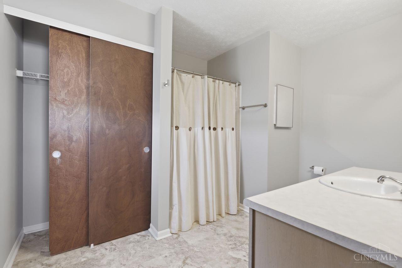 884 Venetian Terrace, Cincinnati, OH, 45224 — photo 19