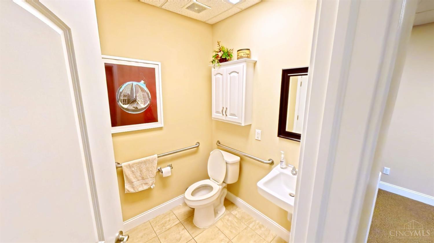 5078 Wooster Pike #200, Cincinnati, OH, 45226 — photo 9