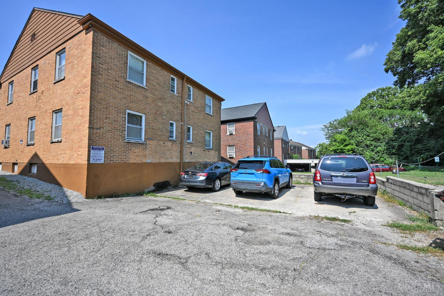 Homes for sale in Cincinnati, OH | 24 Gahl Terrace, Cincinnati, OH 45215 | Houzeo