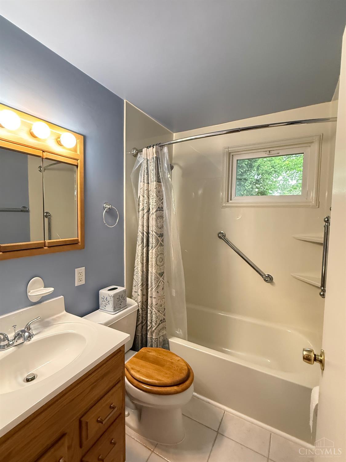 53 Hadley Road, Greenhills, OH, 45218 — photo 9
