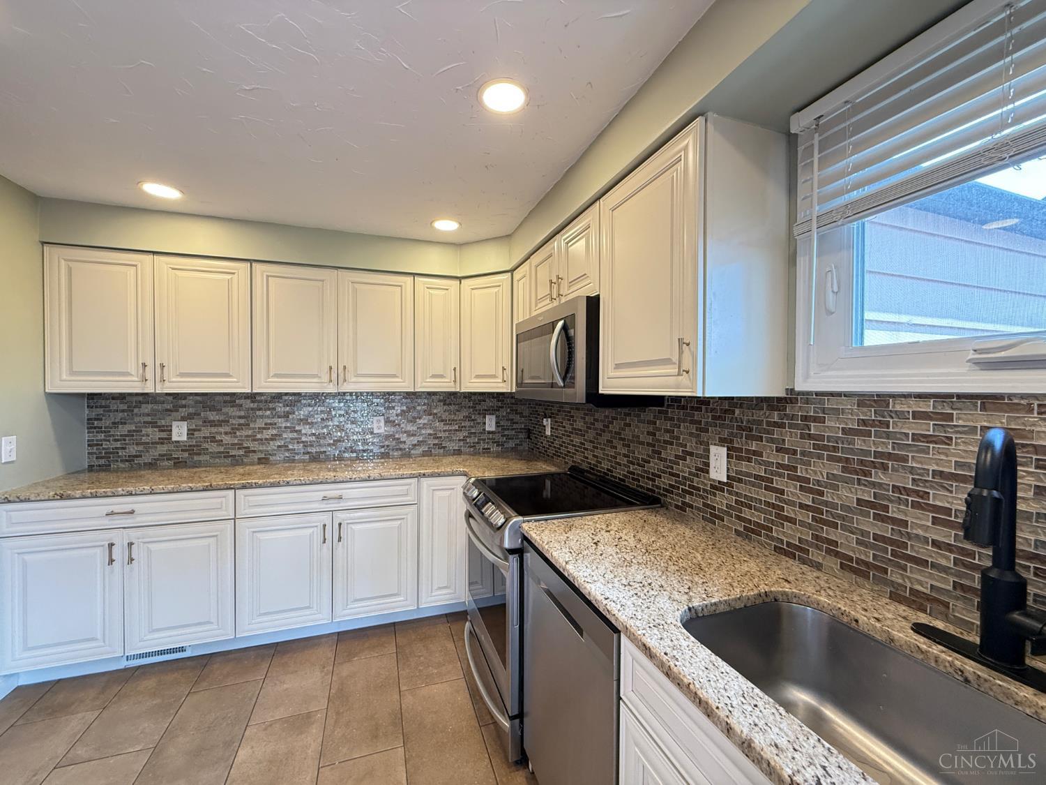 53 Hadley Road, Greenhills, OH, 45218 — photo 5