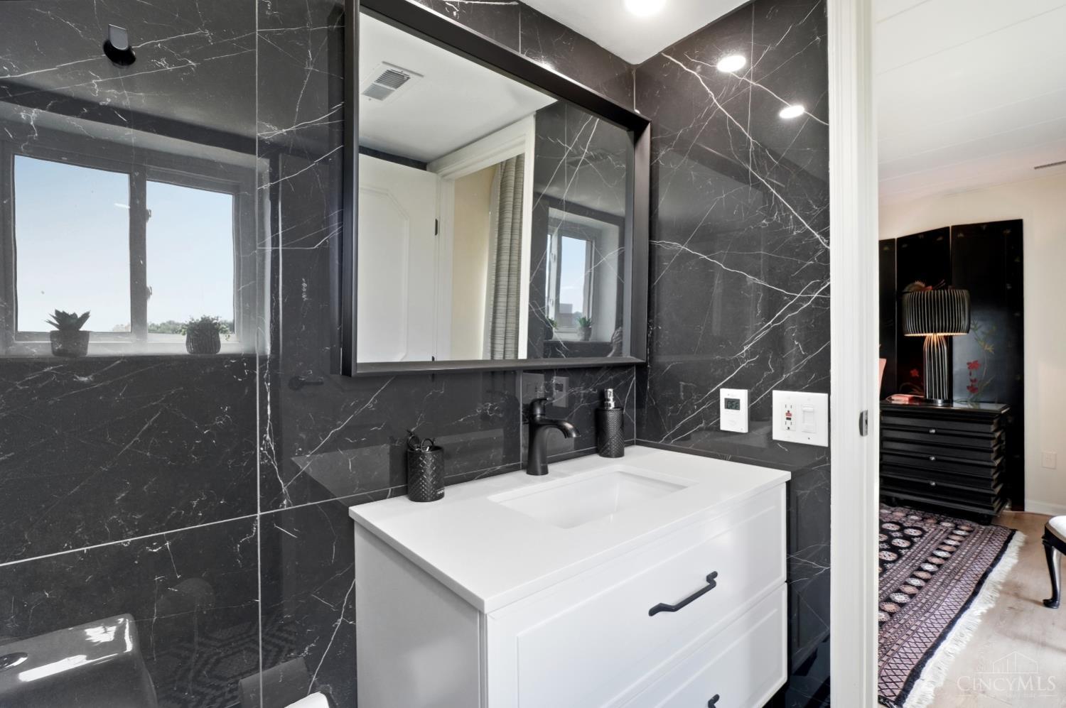 880 Rue De La Paix #A24, Cincinnati, OH, 45220 — photo 27