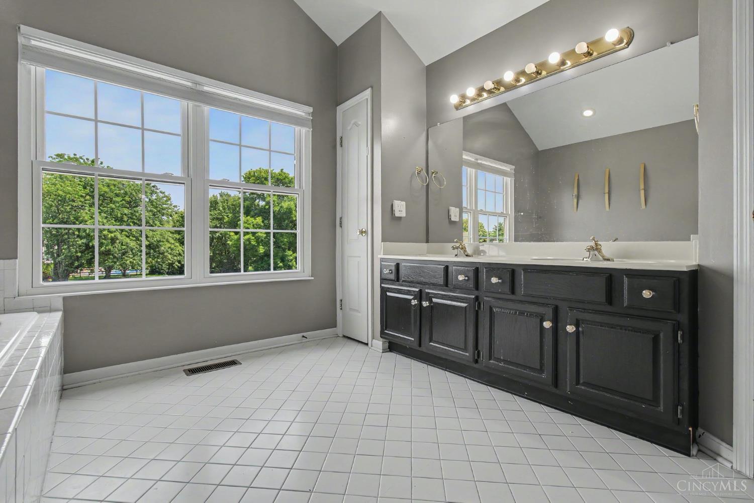 7279 Rolling Meadows Drive, West Chester, OH, 45069 — photo 8