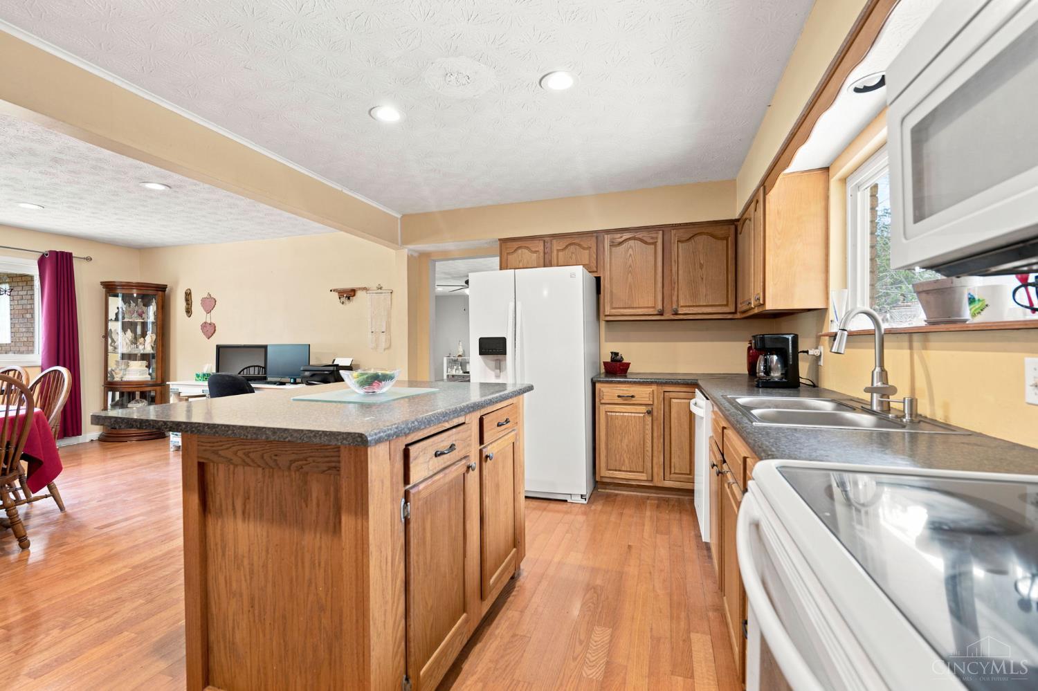4555 Ross Avenue, Franklin Twp, OH, 45005 — photo 6