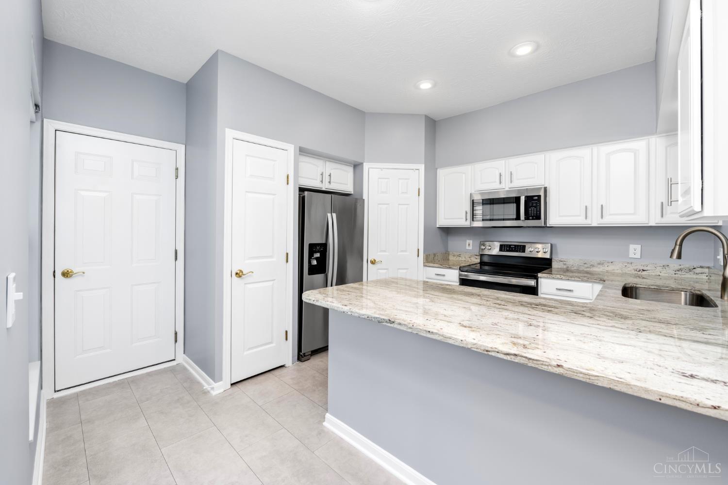 5927 Castlewood Crossing, Miami Twp, OH, 45150 — photo 2