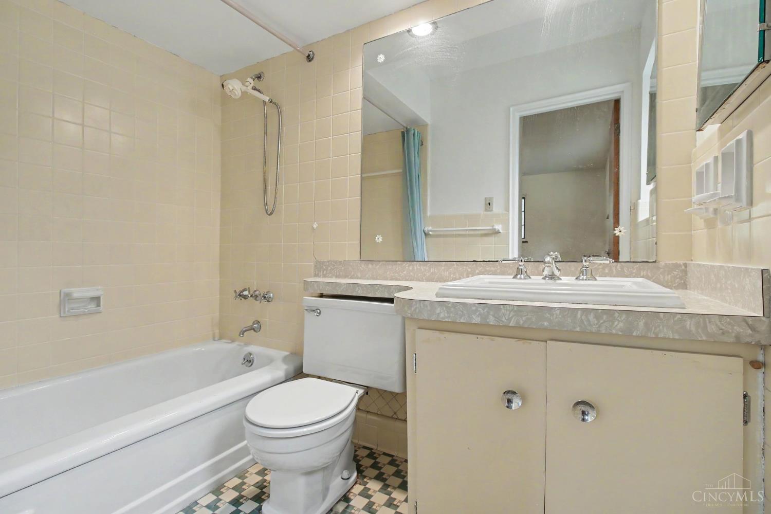 8590 Lynnehaven Drive, Amberley, OH, 45236