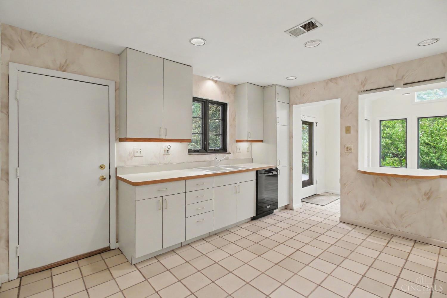 8590 Lynnehaven Drive, Amberley, OH, 45236