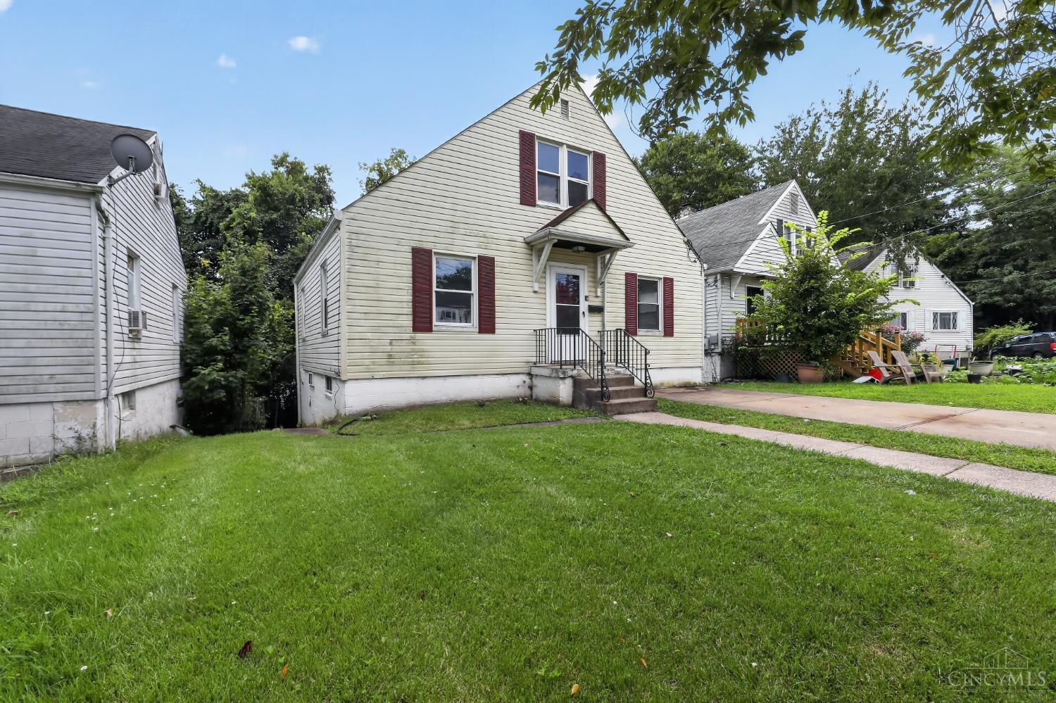 Photo 3 of Single family home for sale at 1911 Ashbrook Dr, Cincinnati, OH 45238 | MLS# 1887619 | Listing updated on 2026-09-16