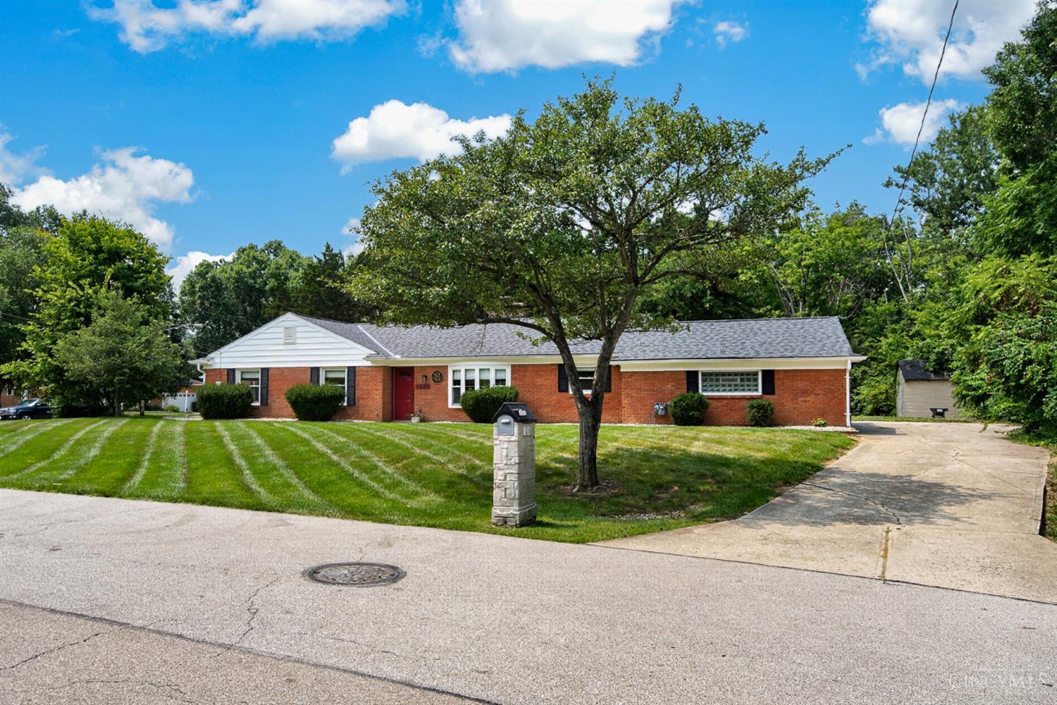 3rd image of 1028 Newcastle Dr, Springfield Twp., OH 45231 | MLS# 1889706