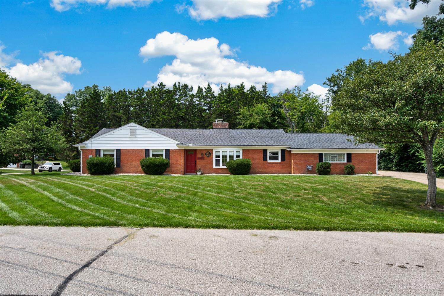 2nd image of 1028 Newcastle Dr, Springfield Twp., OH 45231 | MLS# 1889706