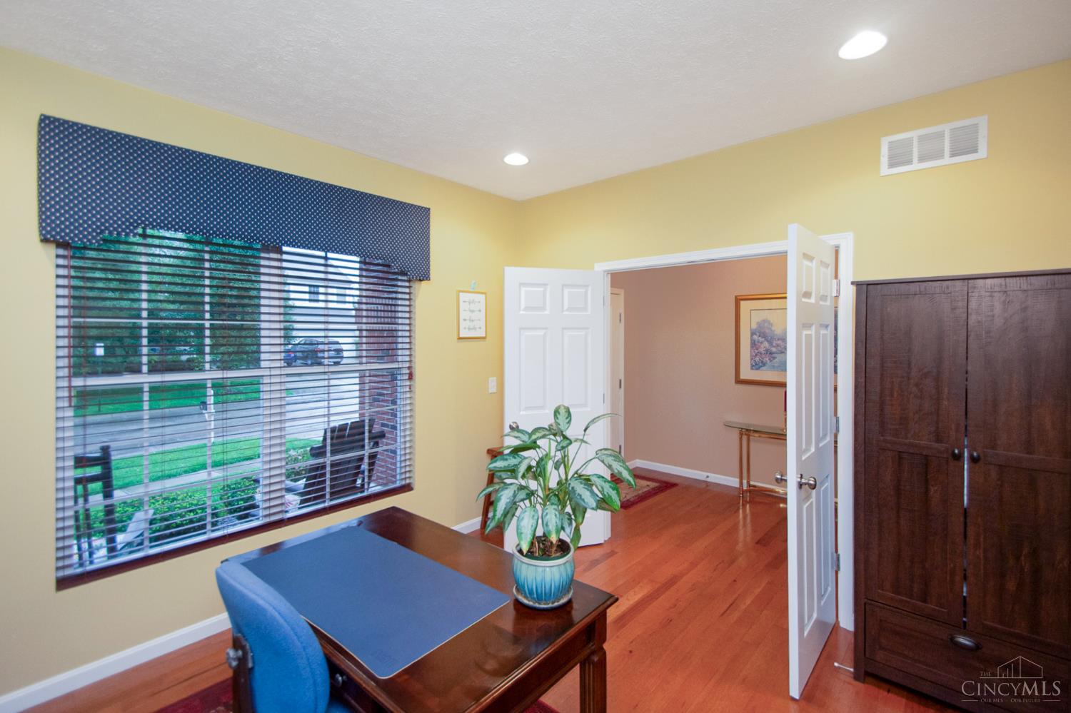 image of 320 Huntington Dr, Hamilton Twp, OH 45039 | MLS# 1890363