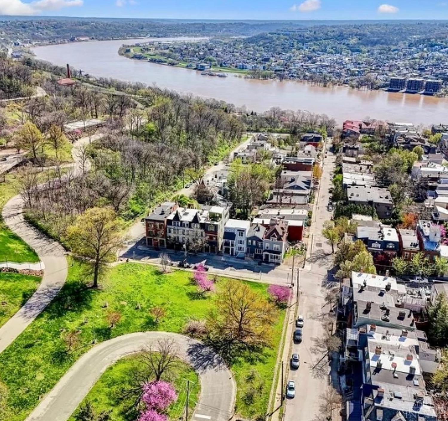 2nd image of 945 Parkside Pl, Cincinnati, OH 45202