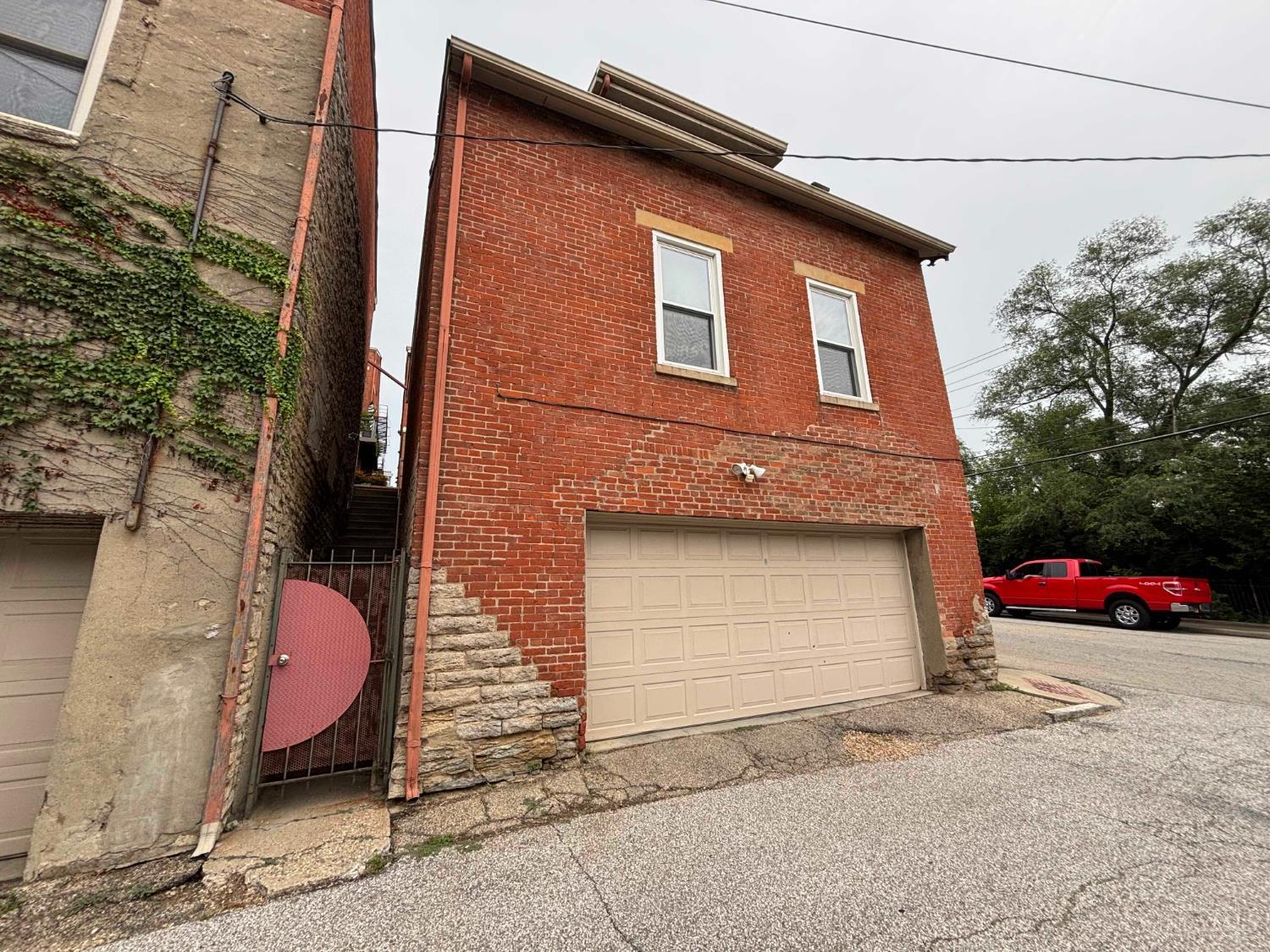 2nd image of 561 Milton St, Cincinnati, OH 45202