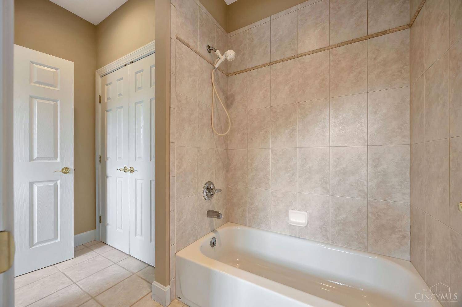 4004 Hickory Hollow Drive, Ross Twp, OH, 45013 — photo 32