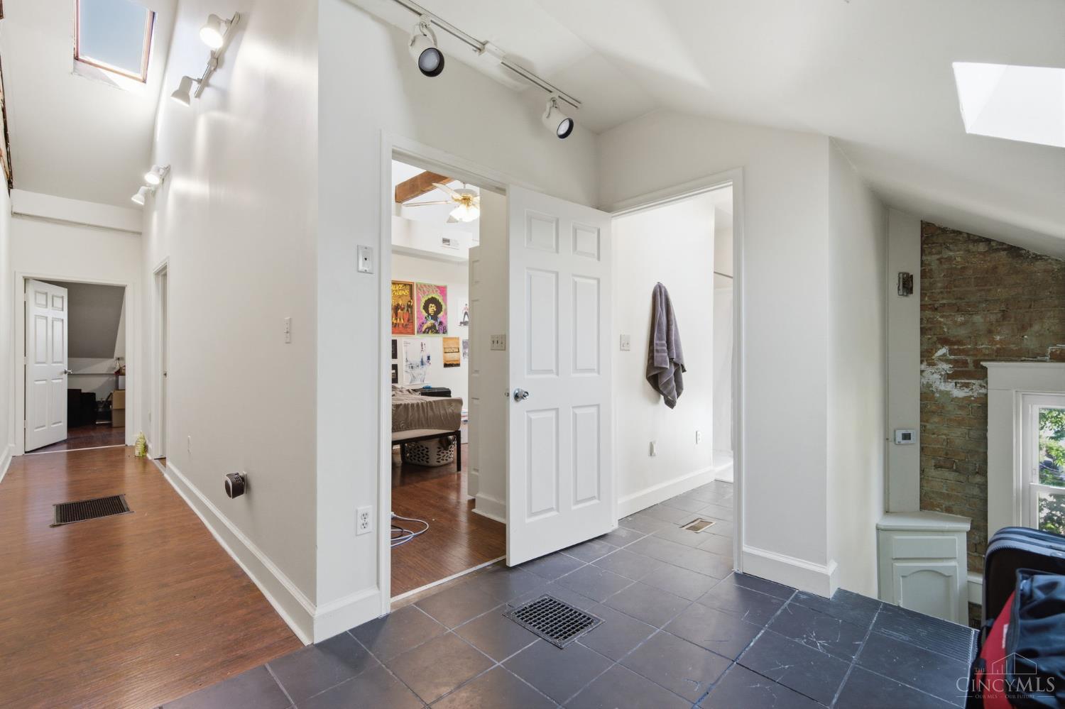 215 Warner Street, Cincinnati, OH, 45219 — photo 81