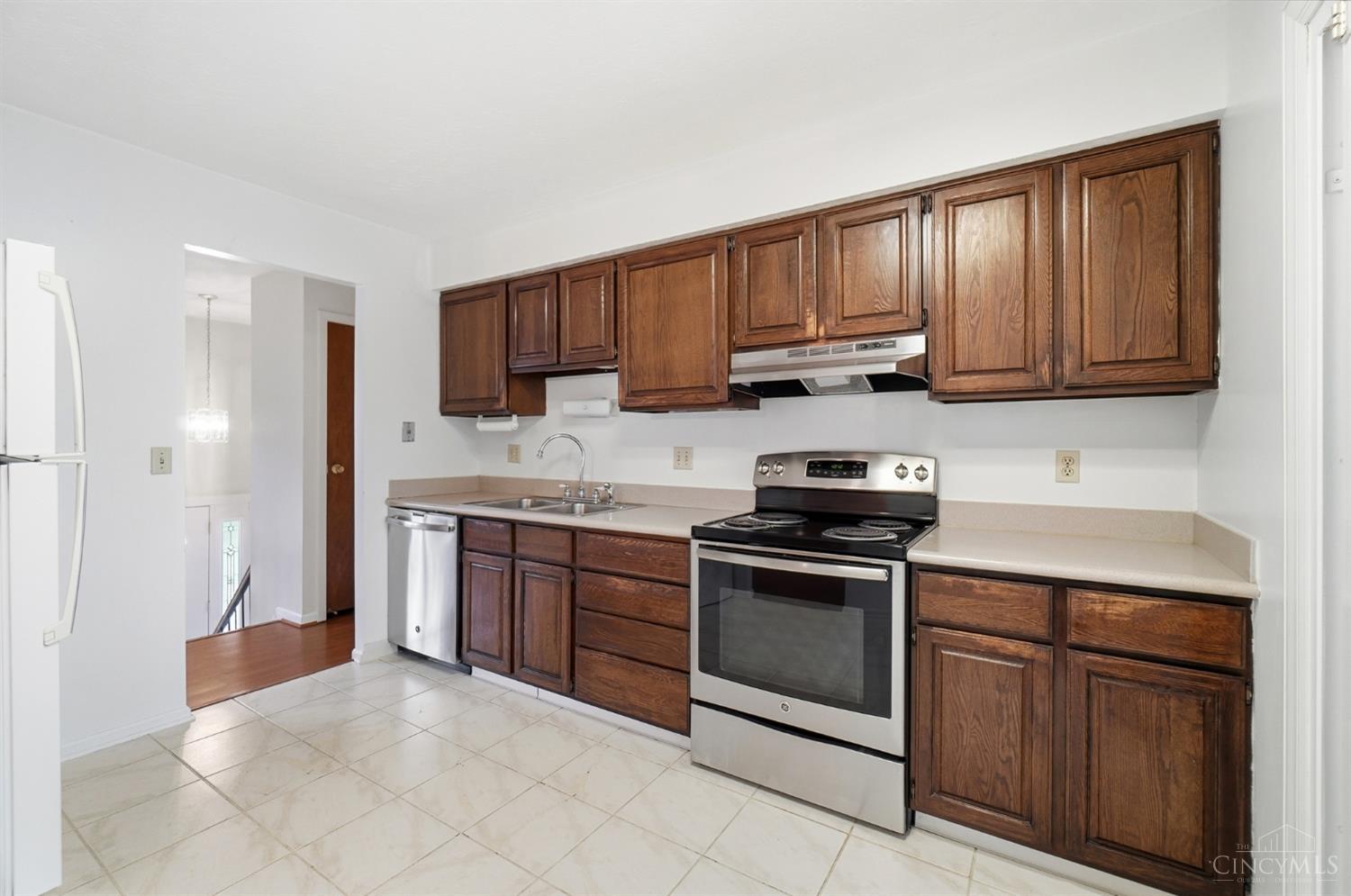 4th image of 890 Summerfield Ln, Springdale, OH 45240 | MLS# 1891139