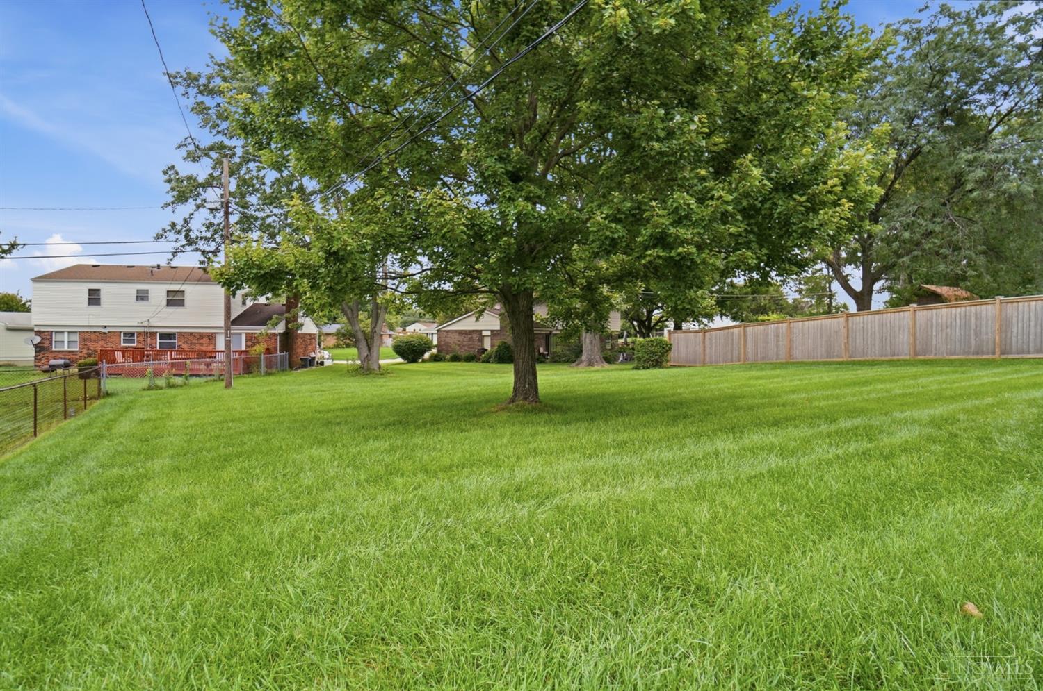 40th image of 890 Summerfield Ln, Springdale, OH 45240 | MLS# 1891139