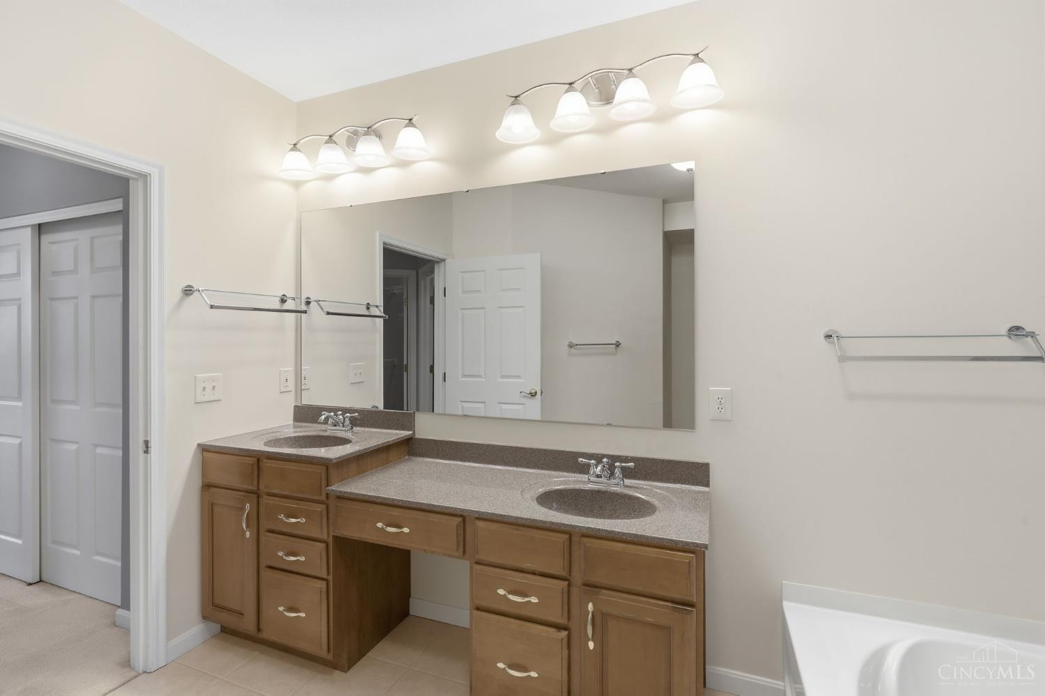 7886 Bridge Point Drive, Green Twp, OH, 45248 — photo 31