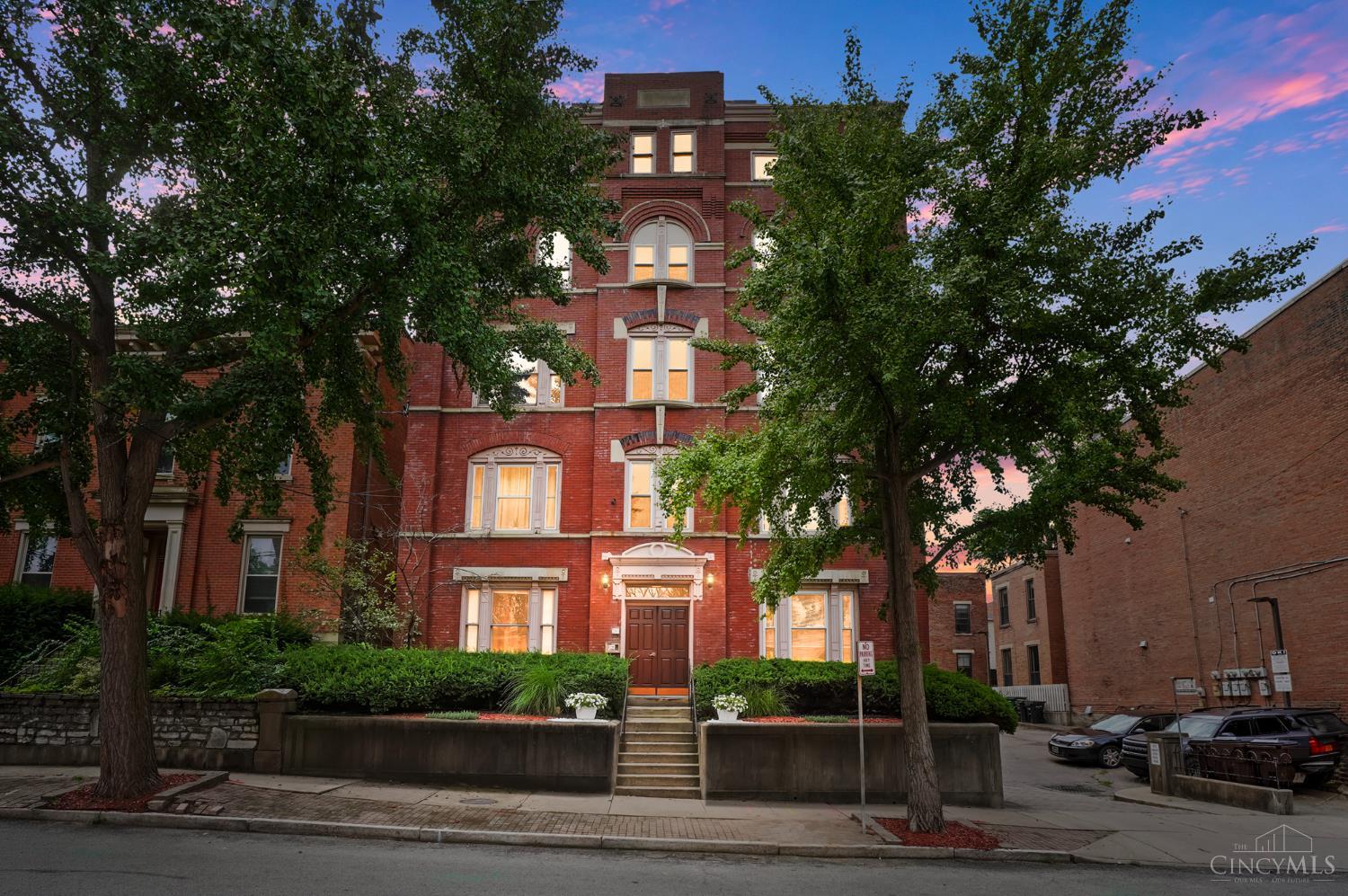 427 Hopkins Street Unit: 8