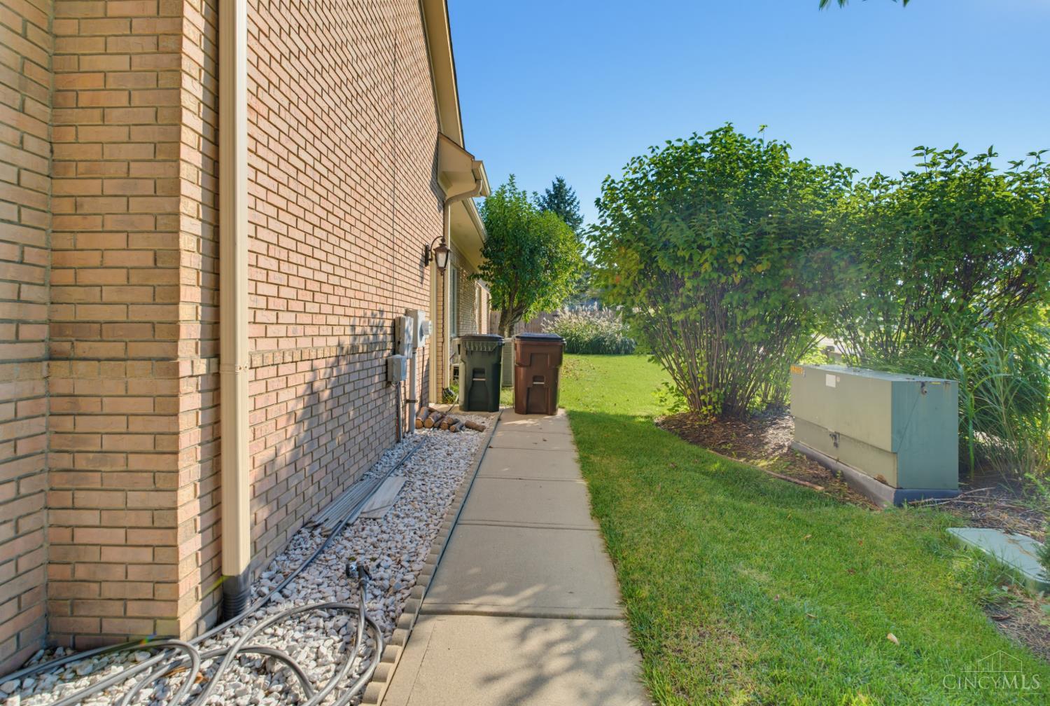 Photo 5 of Single family home for sale at 2824 Legend Fls Ct, Beavercreek Twp, OH 45431 | MLS# 1892828 | Listing updated on 2026-09-05