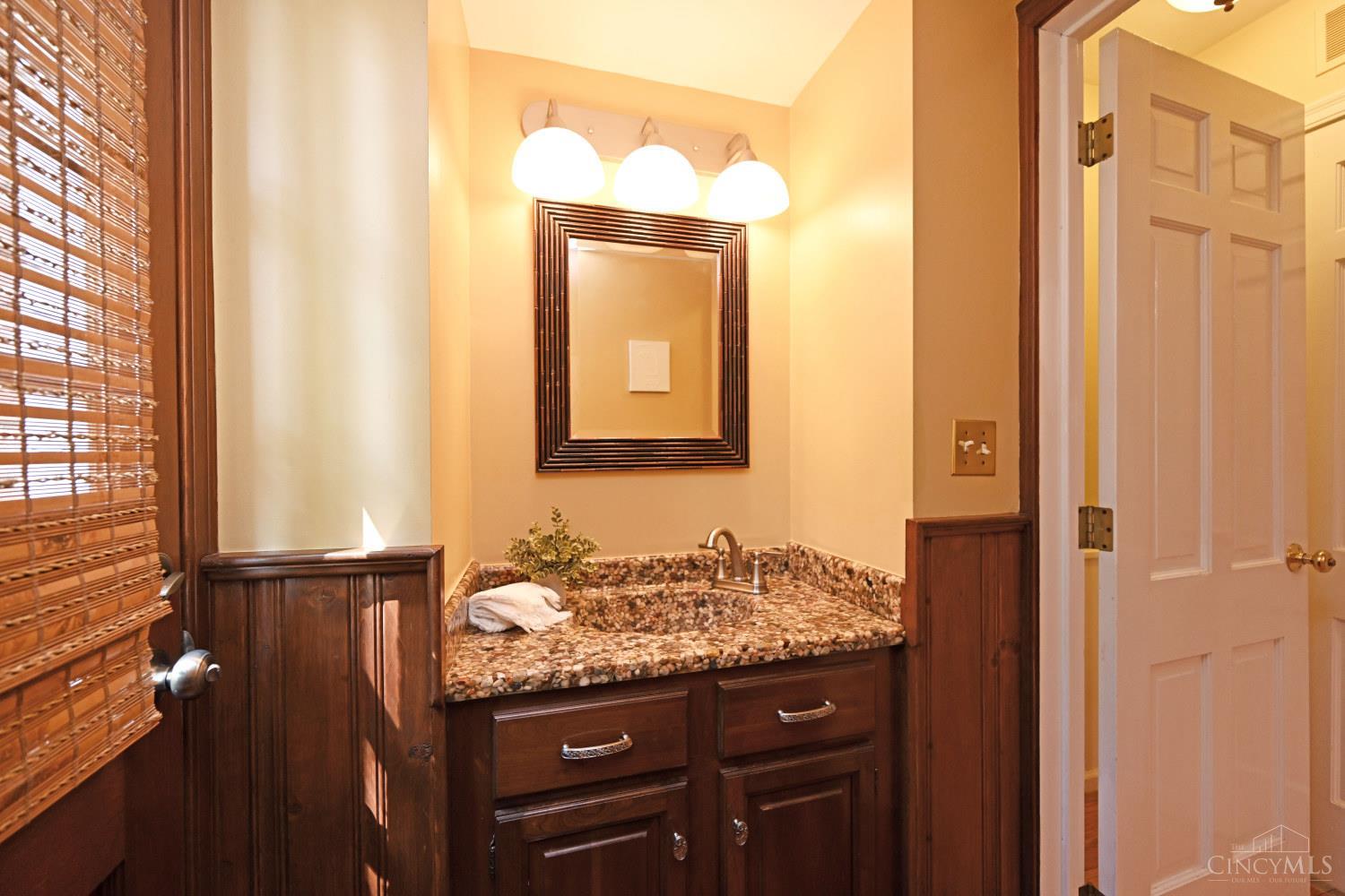 359 Woodknoll Terrace, Wyoming, OH, 45215 — photo 17