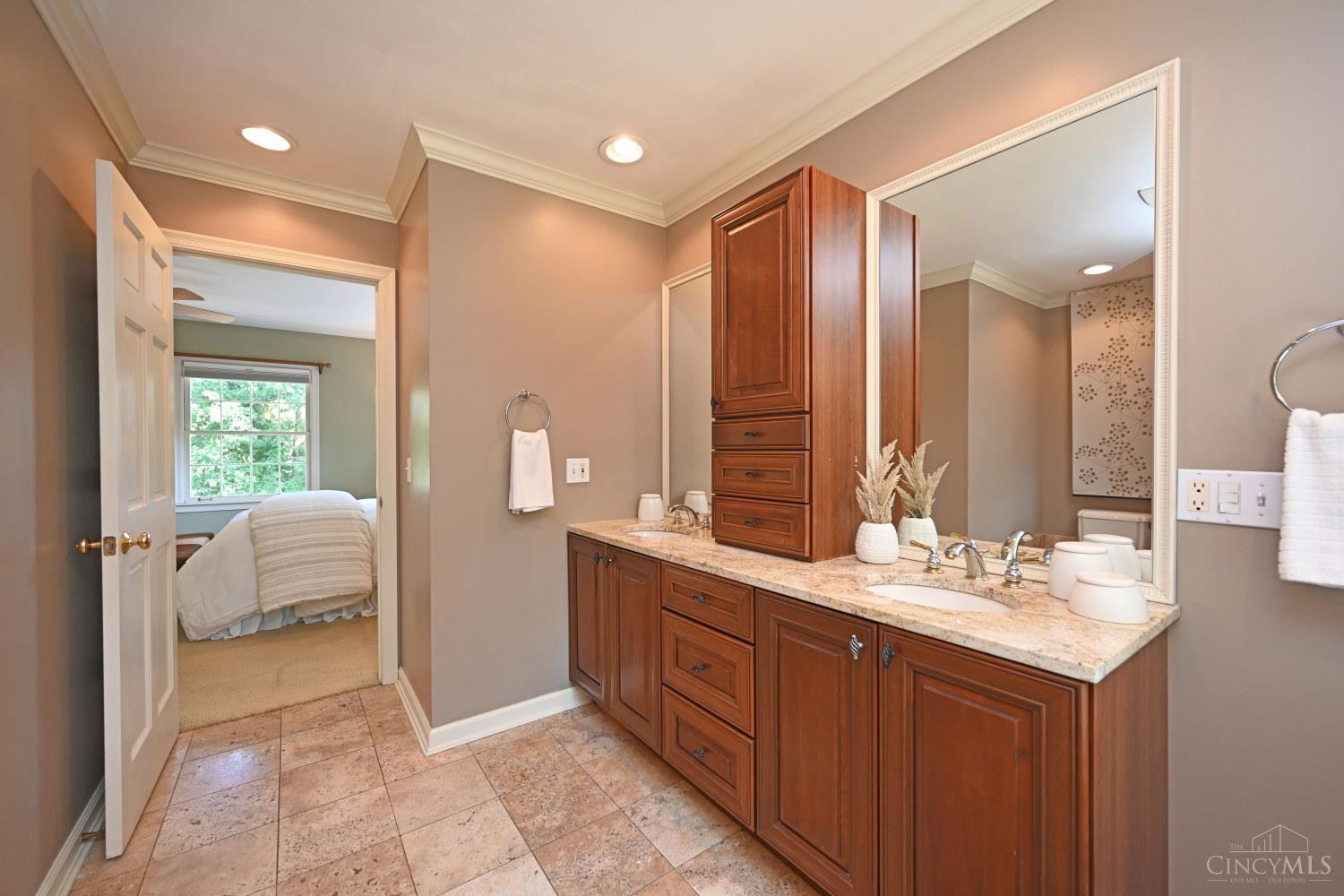 359 Woodknoll Terrace, Wyoming, OH, 45215 — photo 23