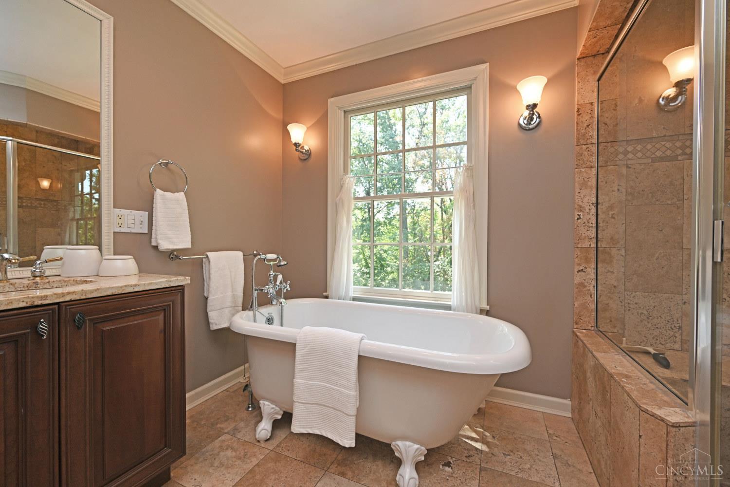 359 Woodknoll Terrace, Wyoming, OH, 45215 — photo 24