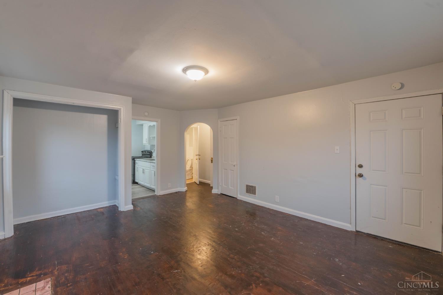 Listing Photo 4 - Condo for sale in building located at 735 Elberon Ave, Cincinnati, OH 45205