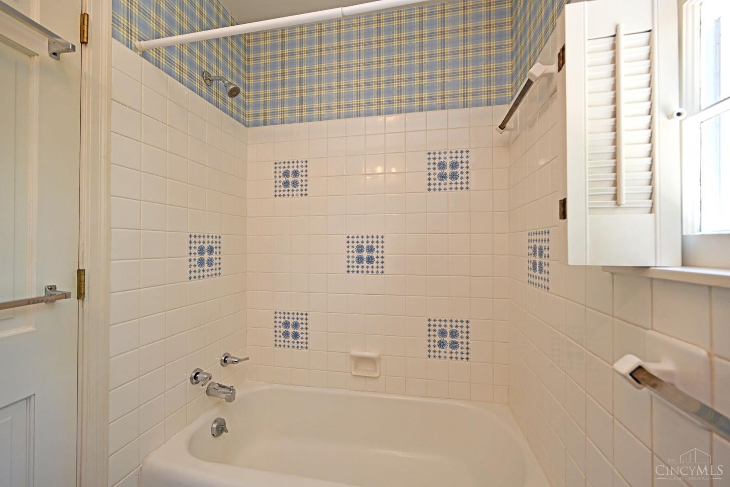 359 Woodknoll Terrace, Wyoming, OH, 45215 — photo 29