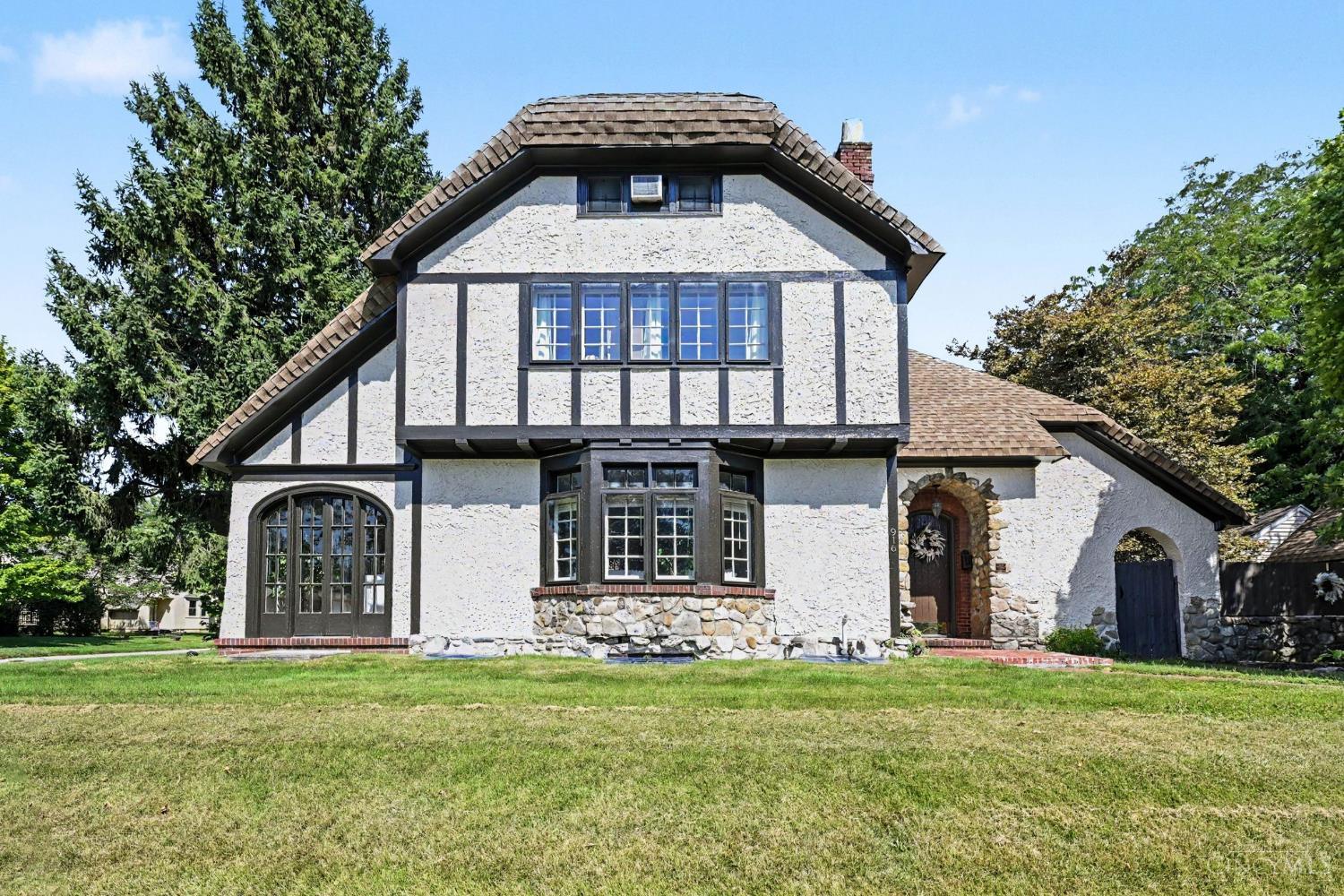 Photo 2 of Single family home for sale at 916 Gray Ave, Hamilton, OH 45013 | MLS# 1893485 | Listing updated on 2026-09-12