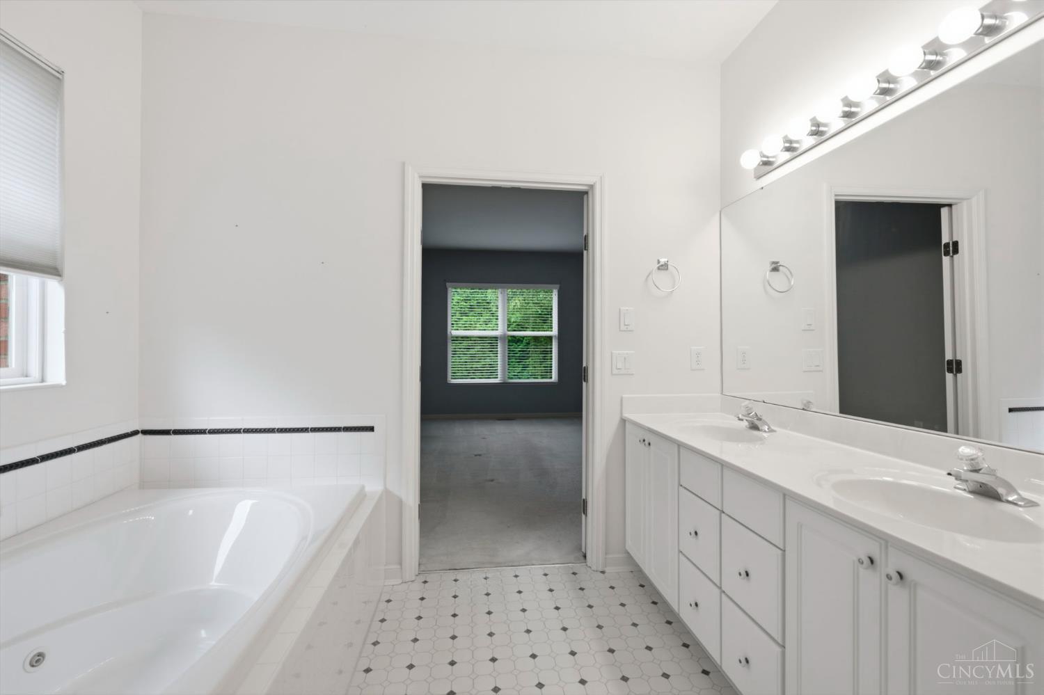 10187 Meadowknoll Drive, Symmes Twp, OH, 45140 — photo 34