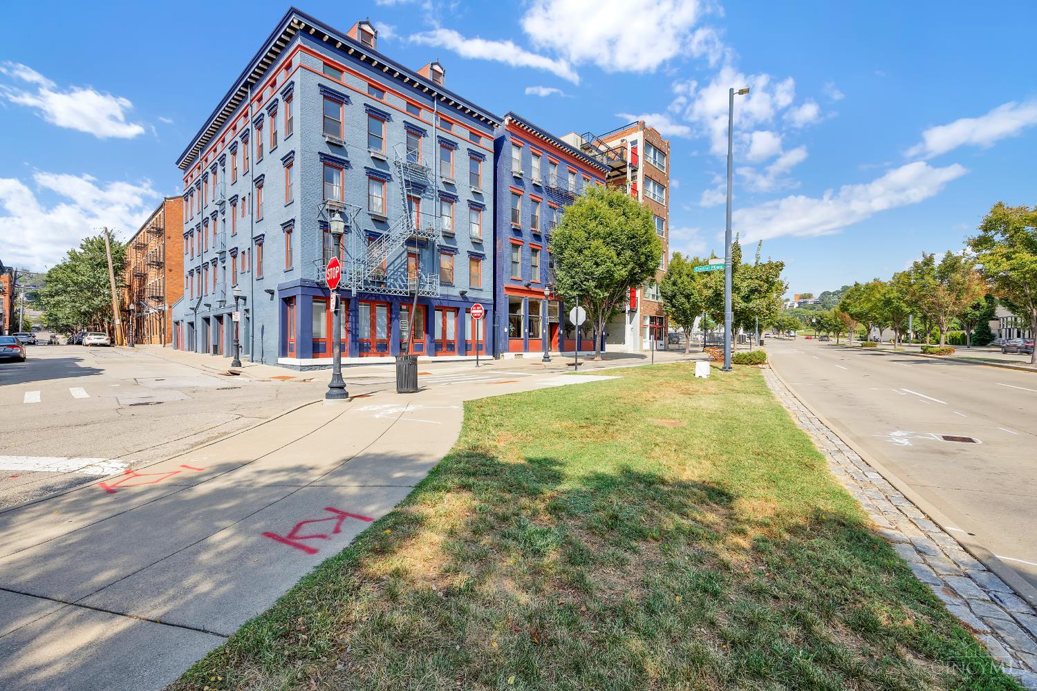Photo 3 of Condo for sale at 404 Reading Rd #401, Cincinnati, OH 45202 | MLS# 1893784 | Listing updated on 2026-09-18