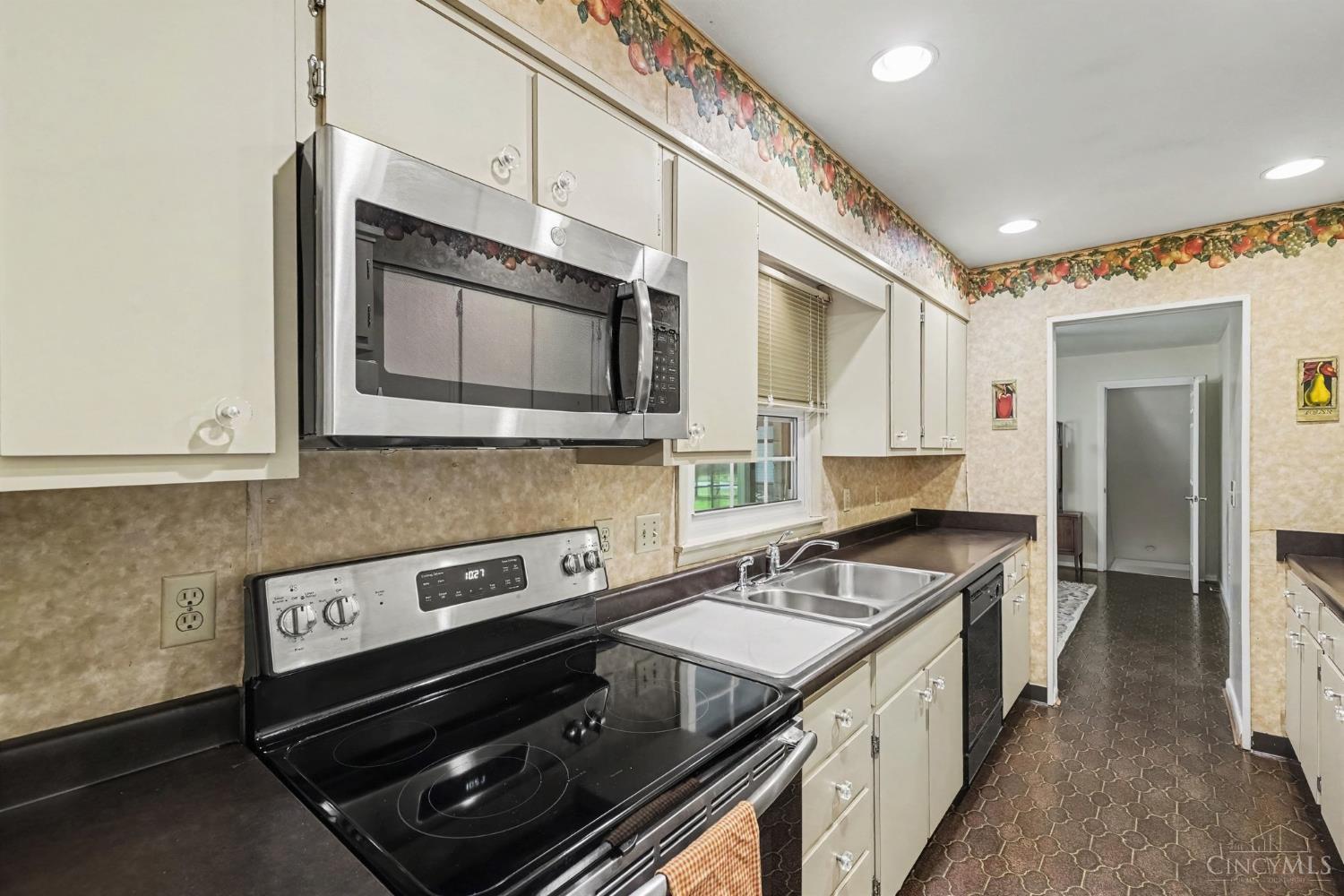 Photo 4 of Single family home for sale at 1907 Stockton Dr, Loveland, OH 45140 | MLS# 1893863 | Listing updated on 2026-09-16