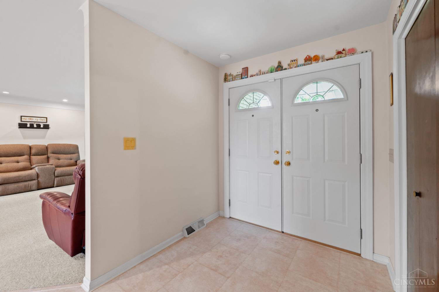 Photo 2 of Sale Pending at 6166 Ramblingridge Dr, Green Twp, OH 45247 | MLS# 1893809 | Listing updated on 2026-09-21