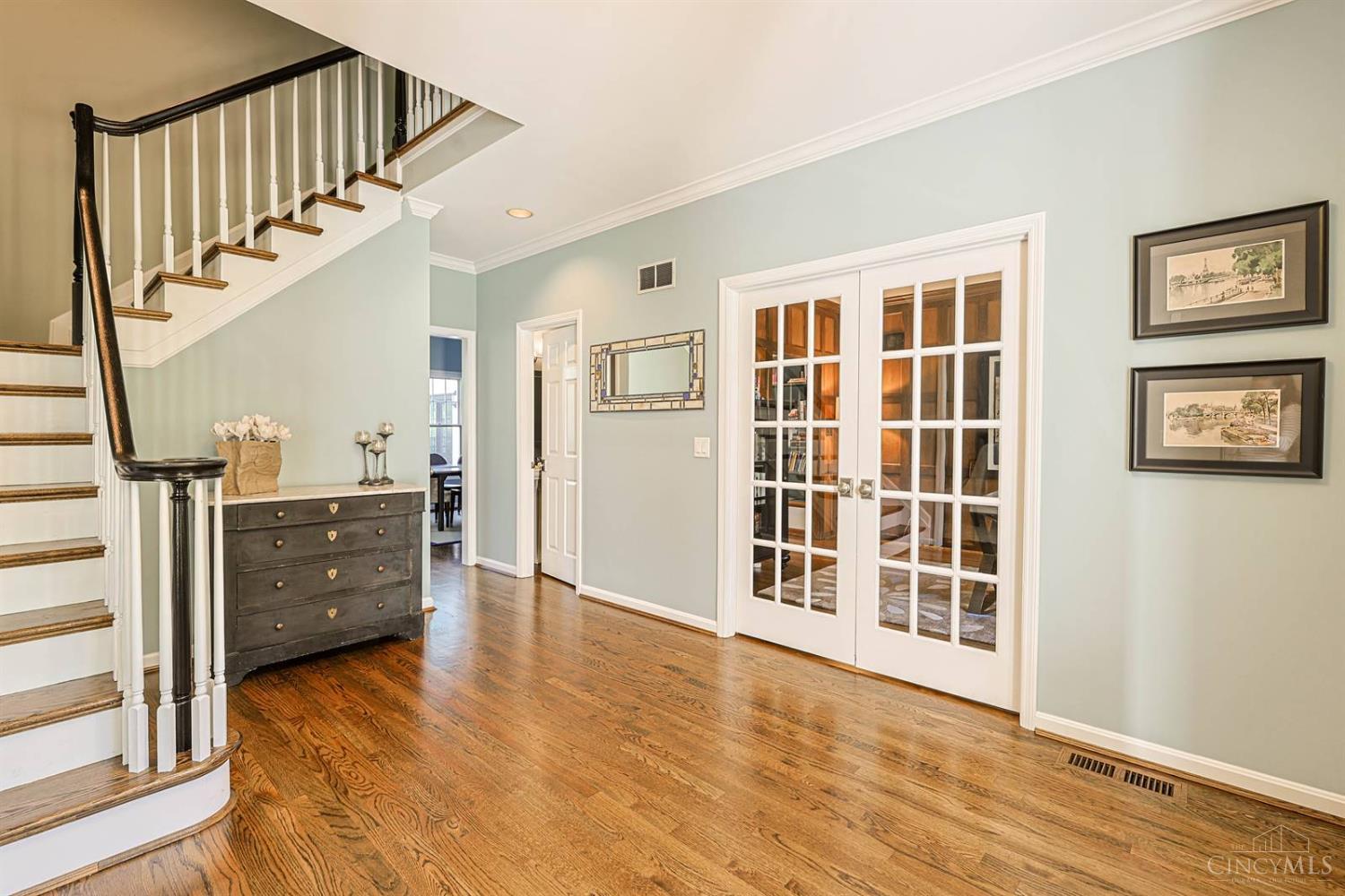 Photo 3 of Sale Pending at 104 Hetherington Ln, Glendale, OH 45246 | MLS# 1894065 | Listing updated on 2026-09-21